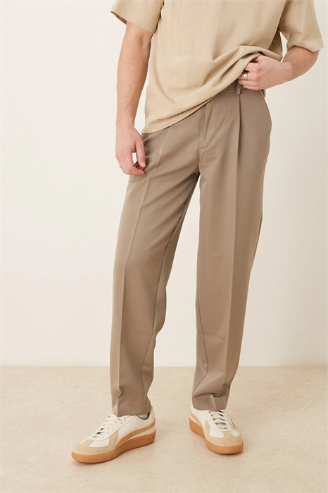 Стильные широкие брюки зауженного кроя со складкой спереди артикул 140438298