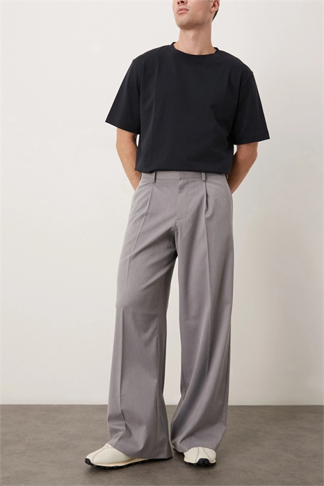 Стильные брюки свободного кроя с плиссировкой артикул 149138751