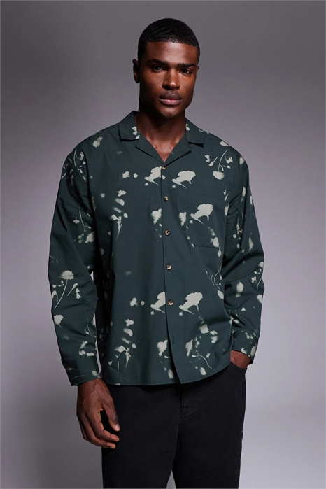 Рубашка свободного кроя с воротником-ревером и цифровым принтом в цветочный мотив артикул 152900350