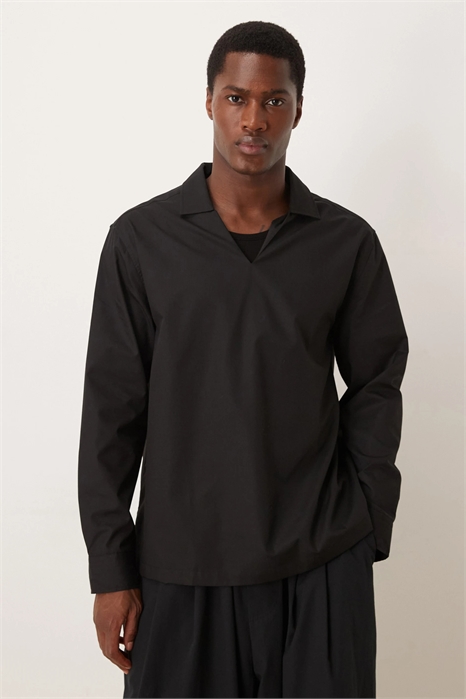 Рубашка из мягкого поплина с V-образным вырезом и застежкой на плечах артикул 152934750