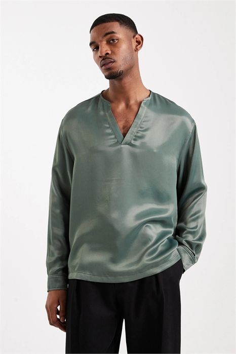 Рубашка свободного кроя из атласа артикул 153400519