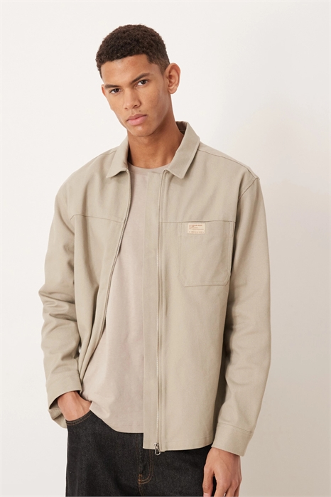 Хлопковая рубашка-оверсайз на молнии с нашивкой на груди артикул 153712358