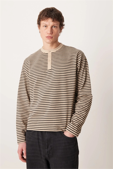 Тяжелая футболка свободного кроя с длинными рукавами и воротником-хенли артикул 155244803