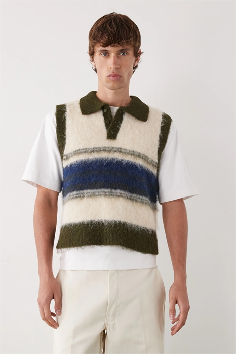 Пушистая вязаная майка с воротником артикул 143260942