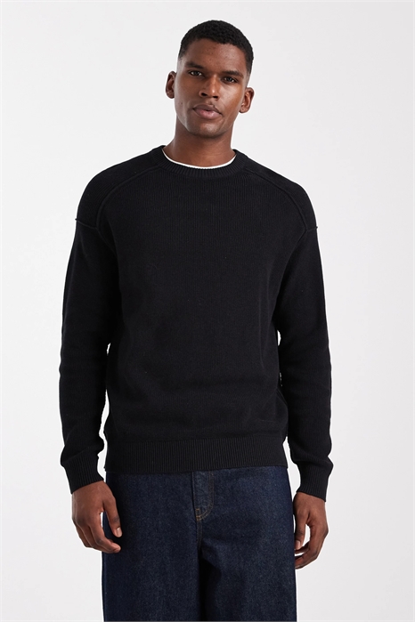 Свитер с заниженными плечами и круглым вырезом артикул 150590578