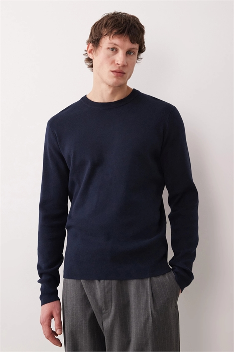 Незаменимый трикотажный свитер с длинными рукавами и ребристым воротником-стойкой артикул 152125815