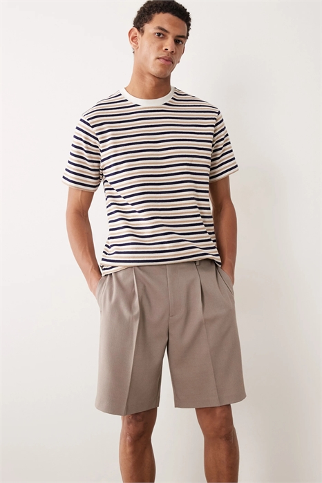 Стильные шорты классического кроя со складками артикул 152232150