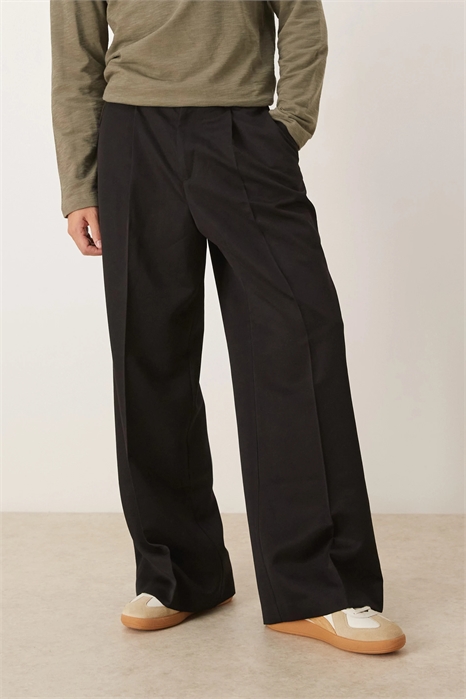 Стильные брюки свободного кроя с складками и открытой застежкой на пуговицах артикул 149927652