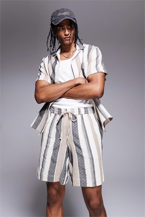 Пляжные шорты с завязками и фактурной поверхностью артикул 141793605