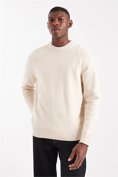 Свободный трикотажный свитер с круглым вырезом артикул 150590569