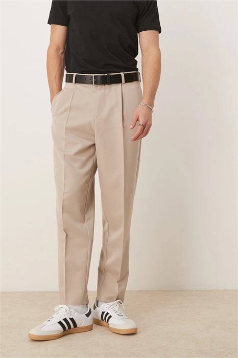 Стильные брюки свободного кроя с зауженными штанинами и складкой спереди артикул 142167330