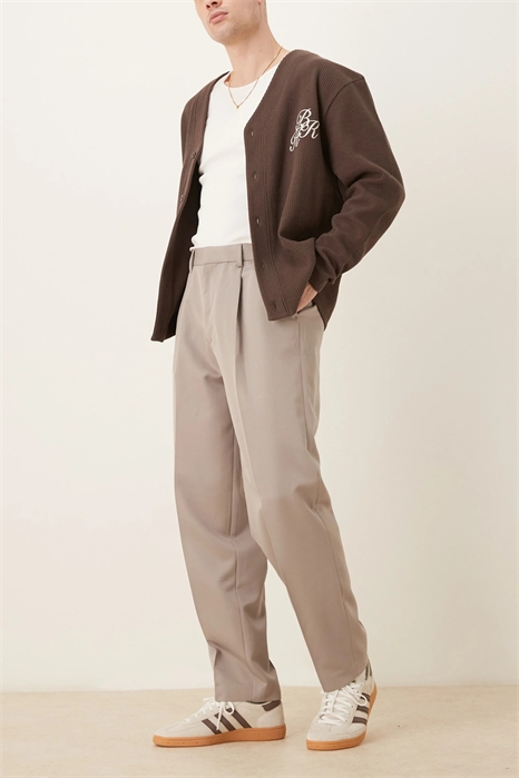 Стильные широкие брюки зауженного кроя со складками спереди артикул 139195415