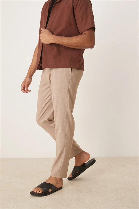 Стильные брюки зауженного кроя с складкой спереди артикул 142426697