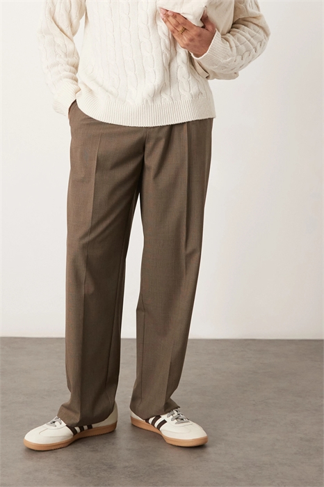 Стильные брюки с широкими брючинами и складкой спереди артикул 140697201