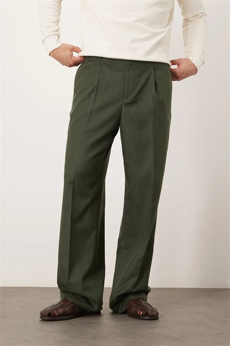 Стильные брюки с широкими брючинами и складками спереди артикул 140438304