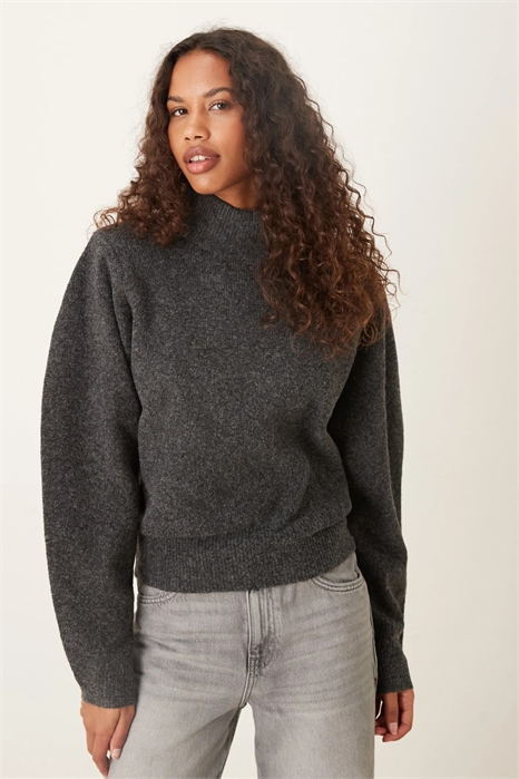 Свитер с широкими плечами, экстремальными рукавами и зауженной талией артикул 150177501