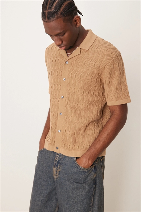 Трикотажная курортная рубашка-поло с короткими рукавами и застежкой на пуговицы артикул 141272044