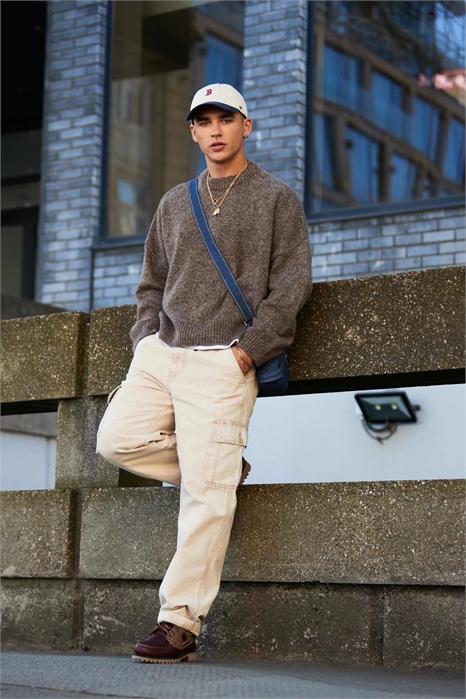 Свитер с круглым вырезом из трикотажа, очень свободного кроя артикул 142911142