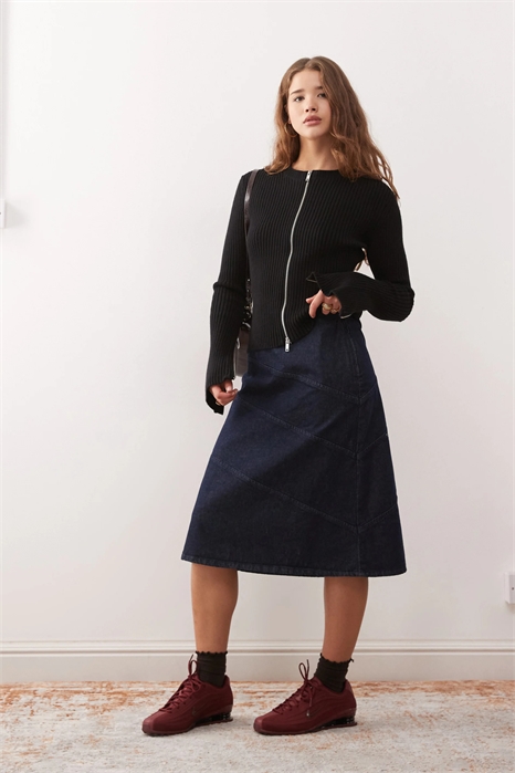 Джинсовая юбка-миди с акцентом на швах артикул 151963188