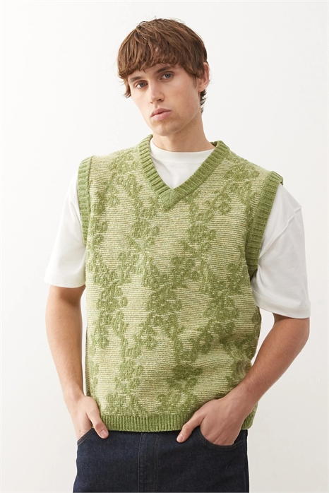 Объемная вязаная майка с гобеленовым принтом артикул 151930889