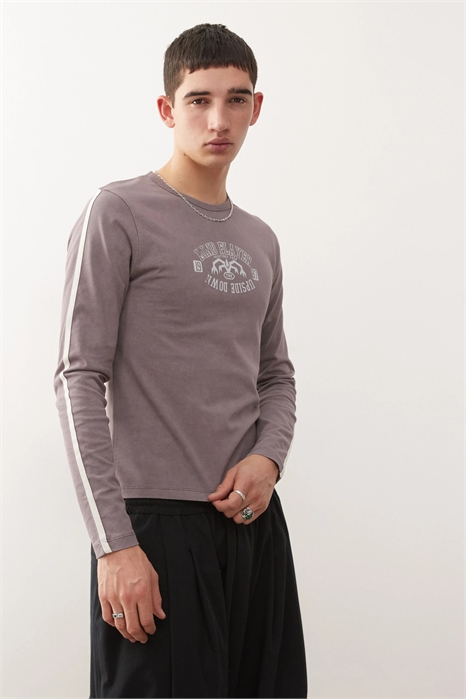 Футболка «Очень странные дела» приталенного кроя с перевернутым логотипом артикул 151782007