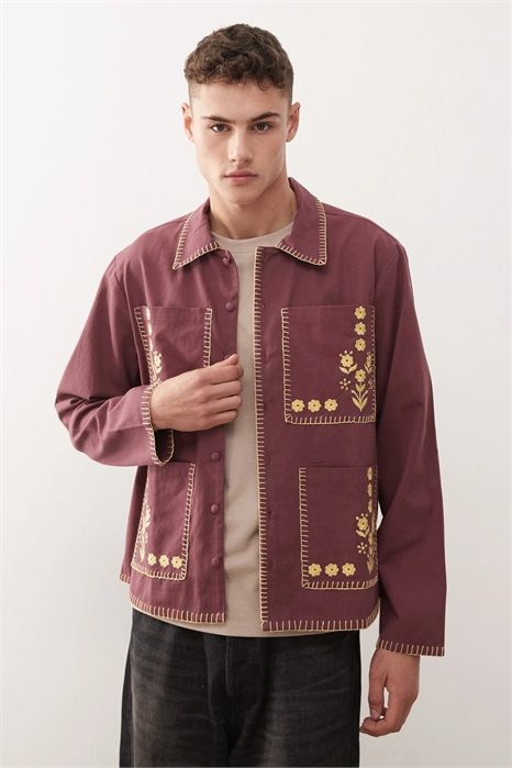 Рубашка-кроп-топ прямого кроя с контрастной отстрочкой и вышивкой артикул 148971142