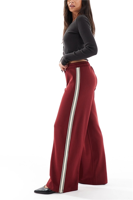 Брюки с широкими брючинами и боковой полосой артикул 148258300