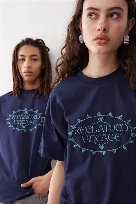 Универсальная футболка оверсайз с вышивкой артикул 143724168