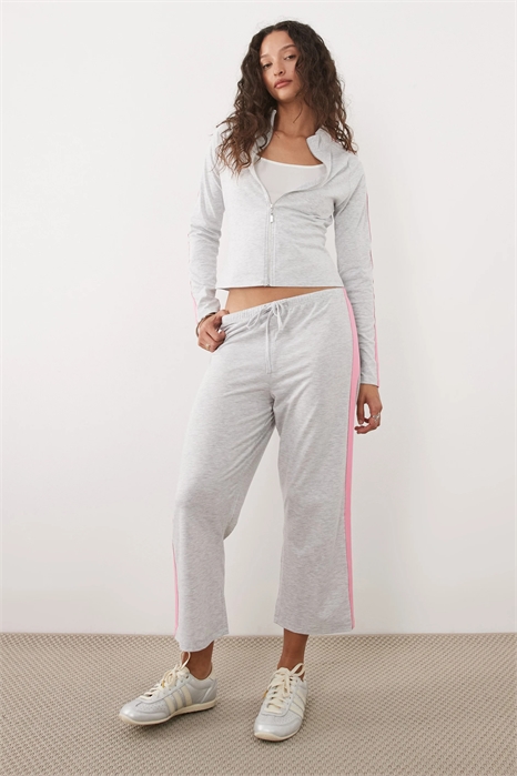 Джоггеры длины «капри» с контрастной розовой полоской co-ord артикул 156379219