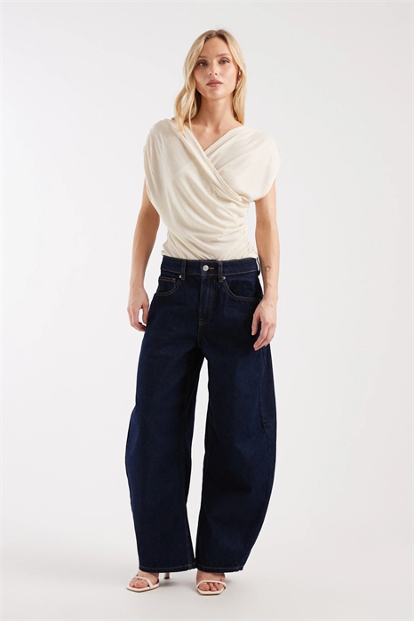 ASOS DESIGN Джинсы с высокой талией и широкими брючинами для миниатюрных артикул 151528737