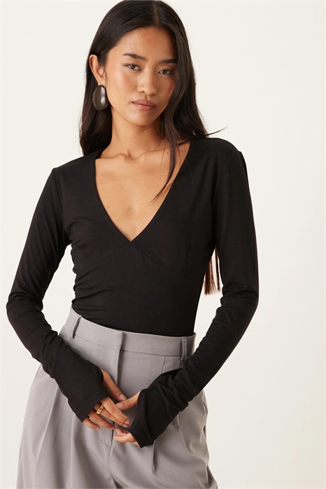 Топ с длинными рукавами и V-образным вырезом Soft Touch артикул 149853385
