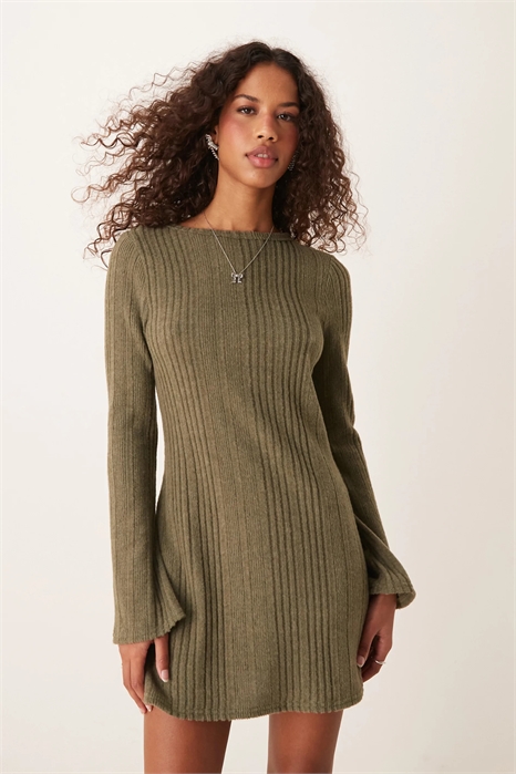 Платье свободного кроя с расклешенной юбкой из мягкой ткани с ворсованной ребристой текстурой артикул 140412214