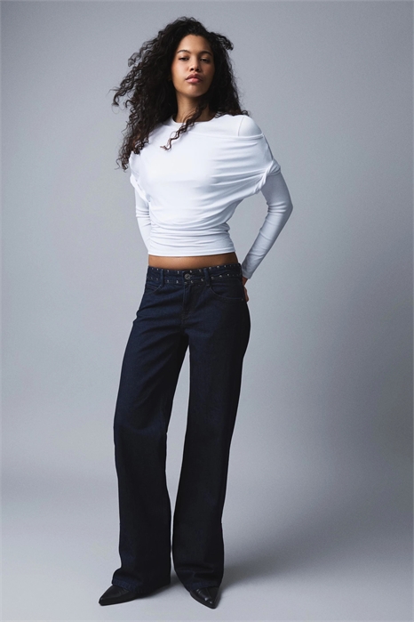 Джинсы свободного кроя с заклепками и заниженной талией артикул 156597879