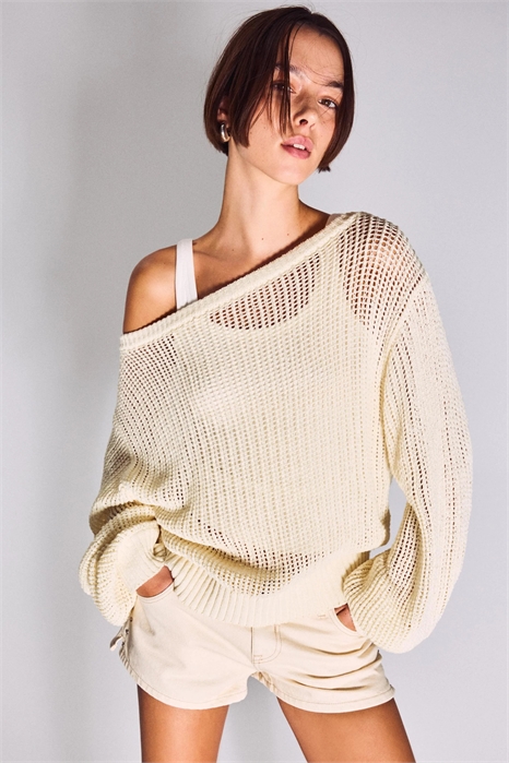 Свитер в деревенском стиле с ажурной вязкой артикул 156586867