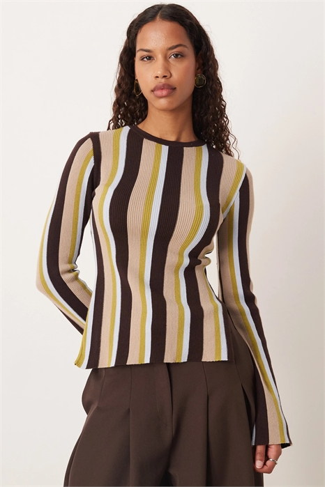 Топ из тонкого трикотажа с расклешенными рукавами артикул 153285751