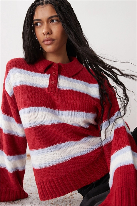 Свитер с расклешенными рукавами в полоску и воротником артикул 155698024