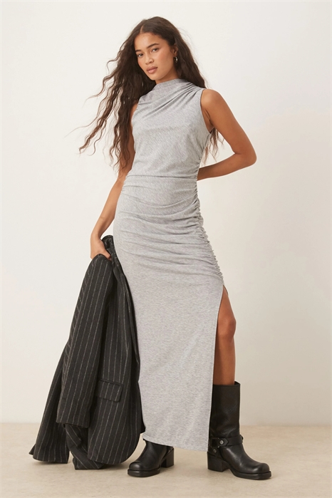 Платье средней длины без рукавов с драпировкой и рюшами артикул 149921632