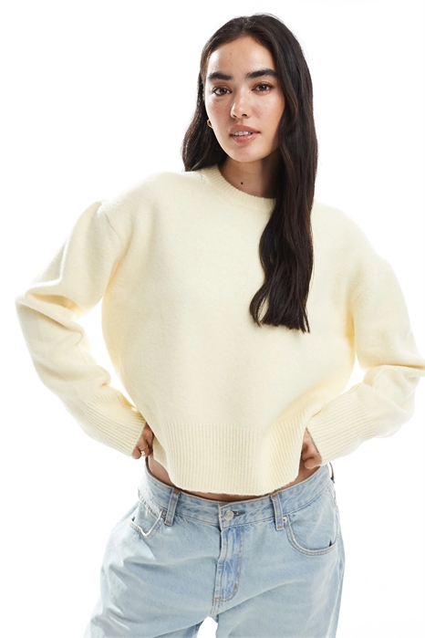 Свободный свитер с круглым вырезом и боковыми разрезами артикул 142116028