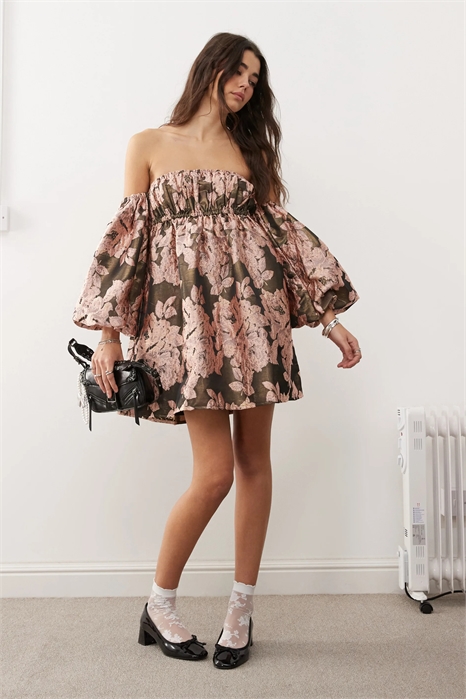 Платье с рукавами-буф и открытыми плечами артикул 137512413