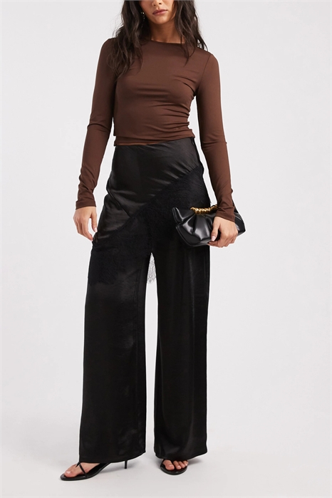 Широкие брюки из атласа с индивидуальным кроем и накладкой в виде юбки с кружевной отделкой артикул 153409963