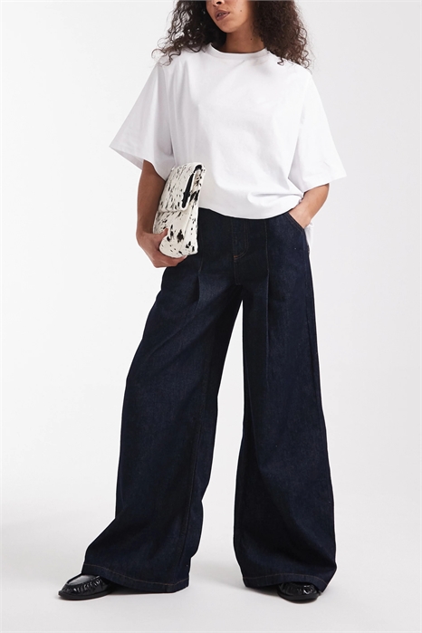 Джинсы с широкими брючинами и складками спереди артикул 152378947