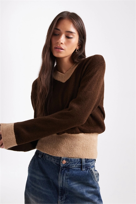 Вязаный свитер с высоким V-образным вырезом и контрастной ребристой отделкой артикул 151899010