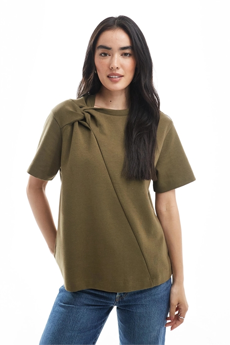 Футболка с закрученными плечами артикул 150326813