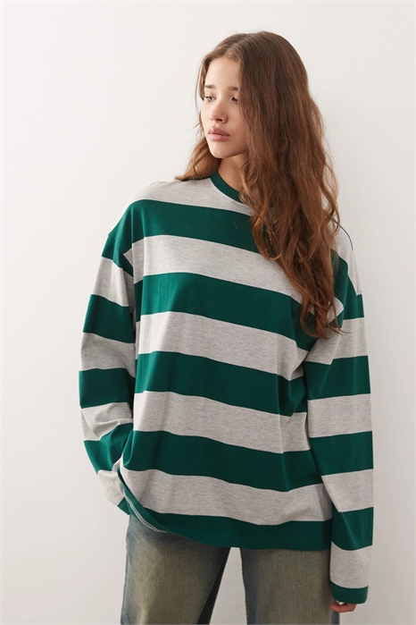 Футболка свободного кроя с длинными рукавами артикул 152899132