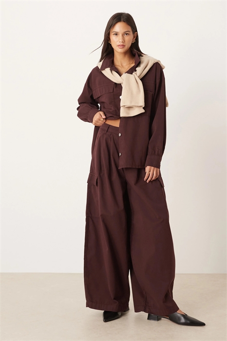 Широкие хлопковые брюки-карго с складками артикул 150670306