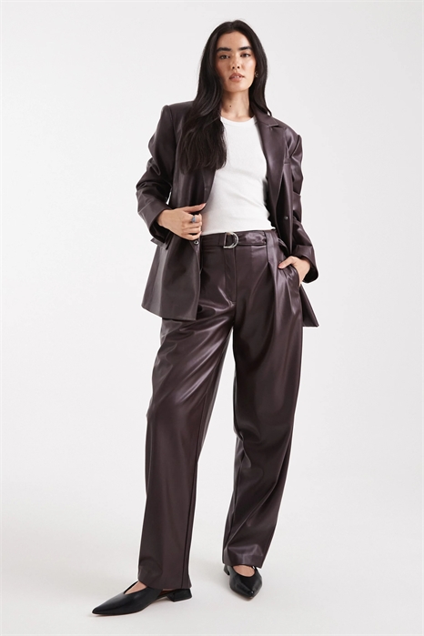 Брюки из искусственной кожи с плиссированными широкими брючинами и ремнем артикул 148300861