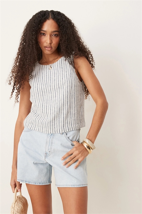 Классические широкие шорты с высокой талией и потертостями по краю артикул 141413561