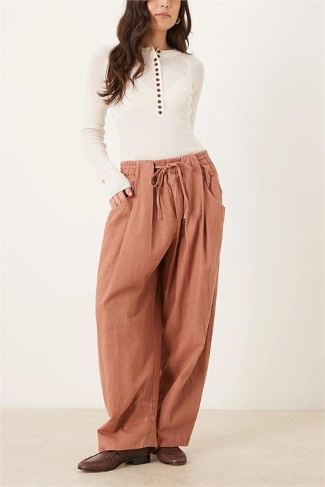 Брюки с заниженной талией и эластичным поясом артикул 154232046