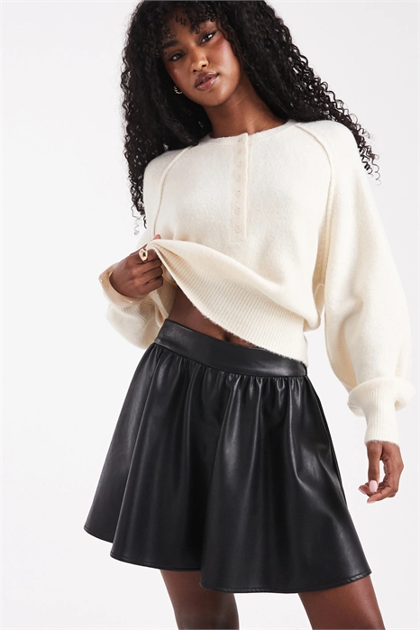 Мини-юбка из искусственной кожи с объемными элементами артикул 148927778