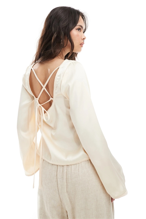 Топ с завязками на спине и длинными рукавами из атласа артикул 146838506